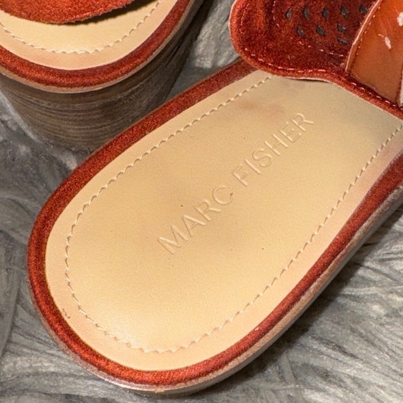 EUC Marc Fisher Sasha Faux Suede Eyelet Sandal Block Heel Open Toe Size 8.5 - Picture 7 of 9